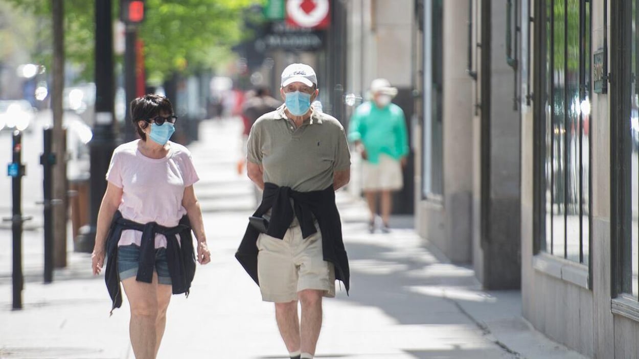 Deux personnes portent des masques pour se protéger du coronavirus.