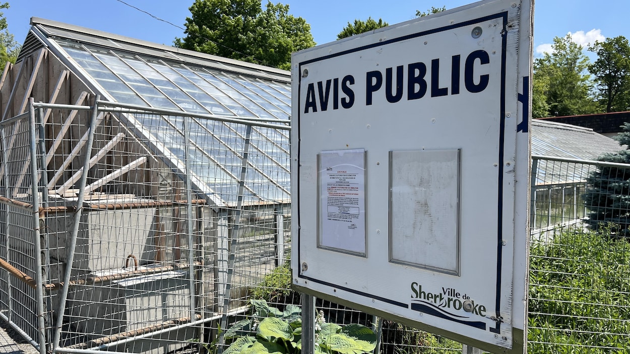 La démolition d’une serre et d’une maison recommandée au Domaine-Howard