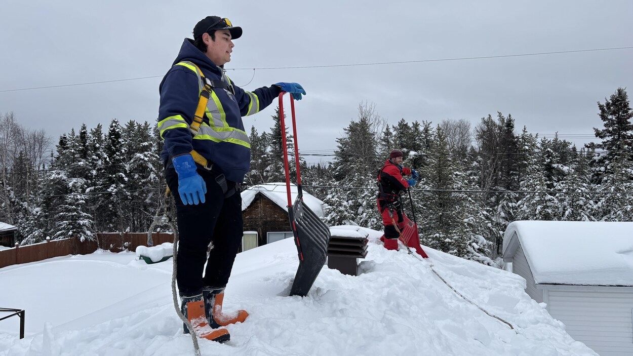 Ces pelleteurs qui affrontent l’hiver rigoureux sur vos toits