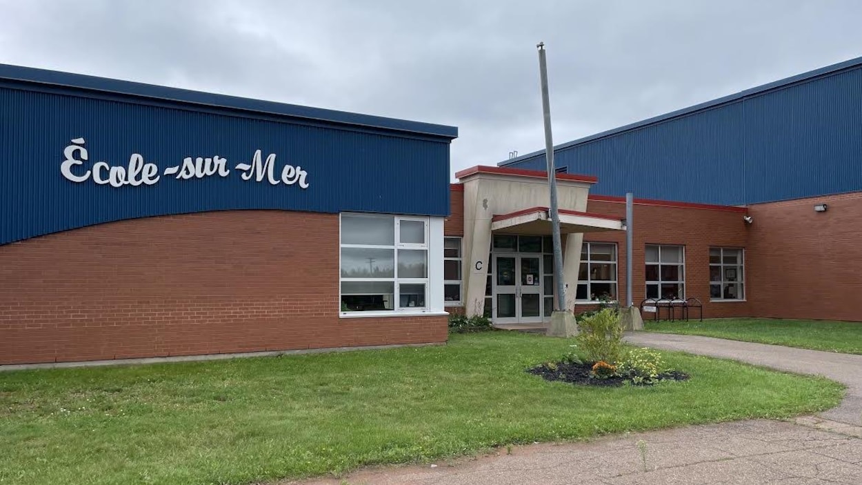 Feu au parc solaire de Summerside : l’École-sur-Mer fermée pour une deuxième journée