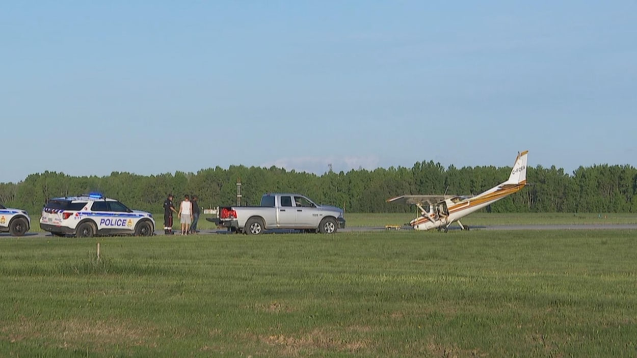 Des passagers d’un avion s’en sortent indemnes après un écrasement près d’Ottawa