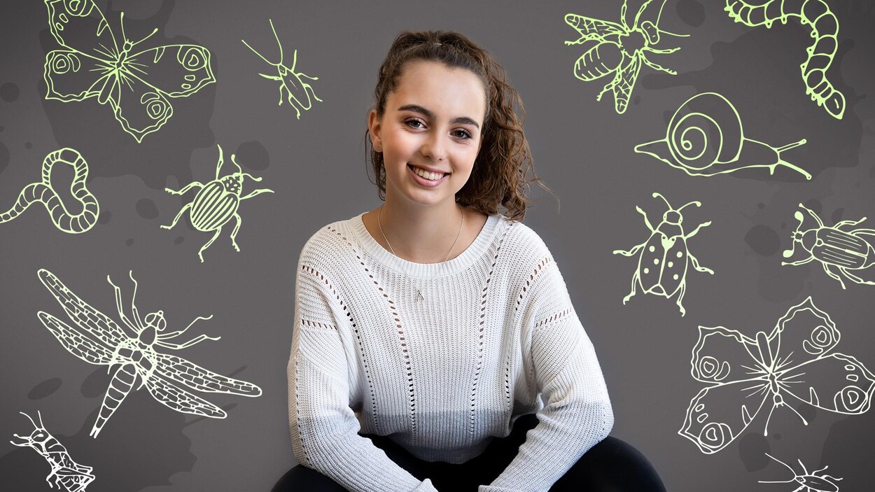 Une jeune femme assise entourée d'illustrations d'insectes.