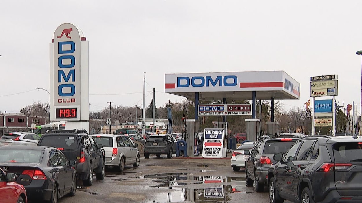 L’Alberta conserve sa taxe sur l’essence pour l’instant