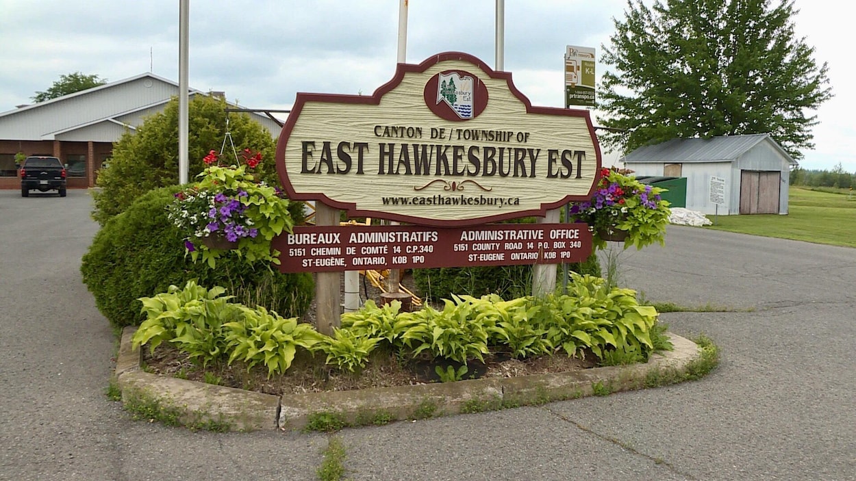 Affiche à l'accueil des bureaux administratifs du Canton de Hawkesbury-Est.