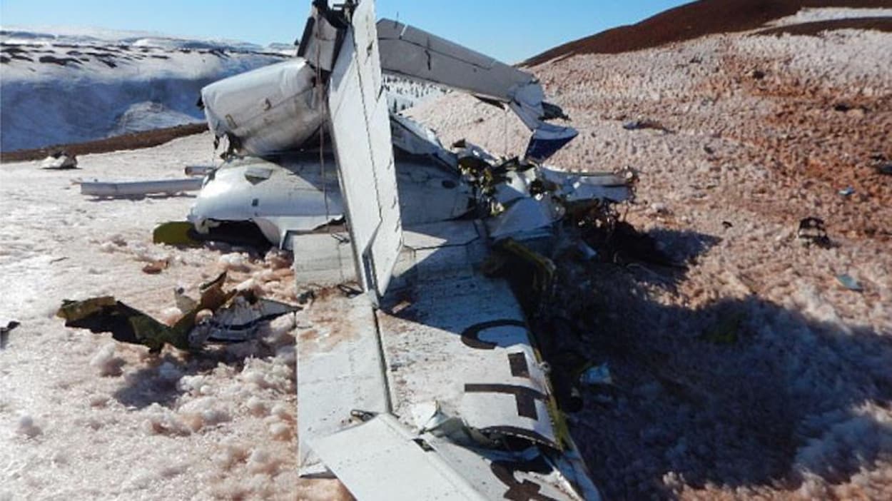 Épave de l'avion détruit dans un secteur un peu enneigé.