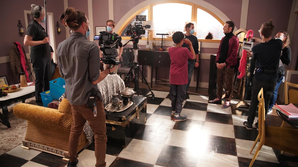 Un groupe de personnes qui travaillent sur un plateau de tournage.