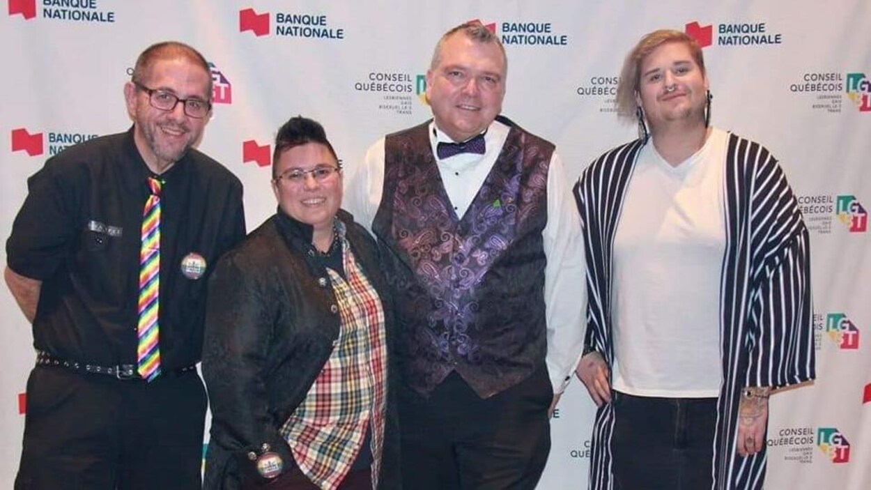 4 personnes posent lors du Gala arc-en-ciel de Montréal
