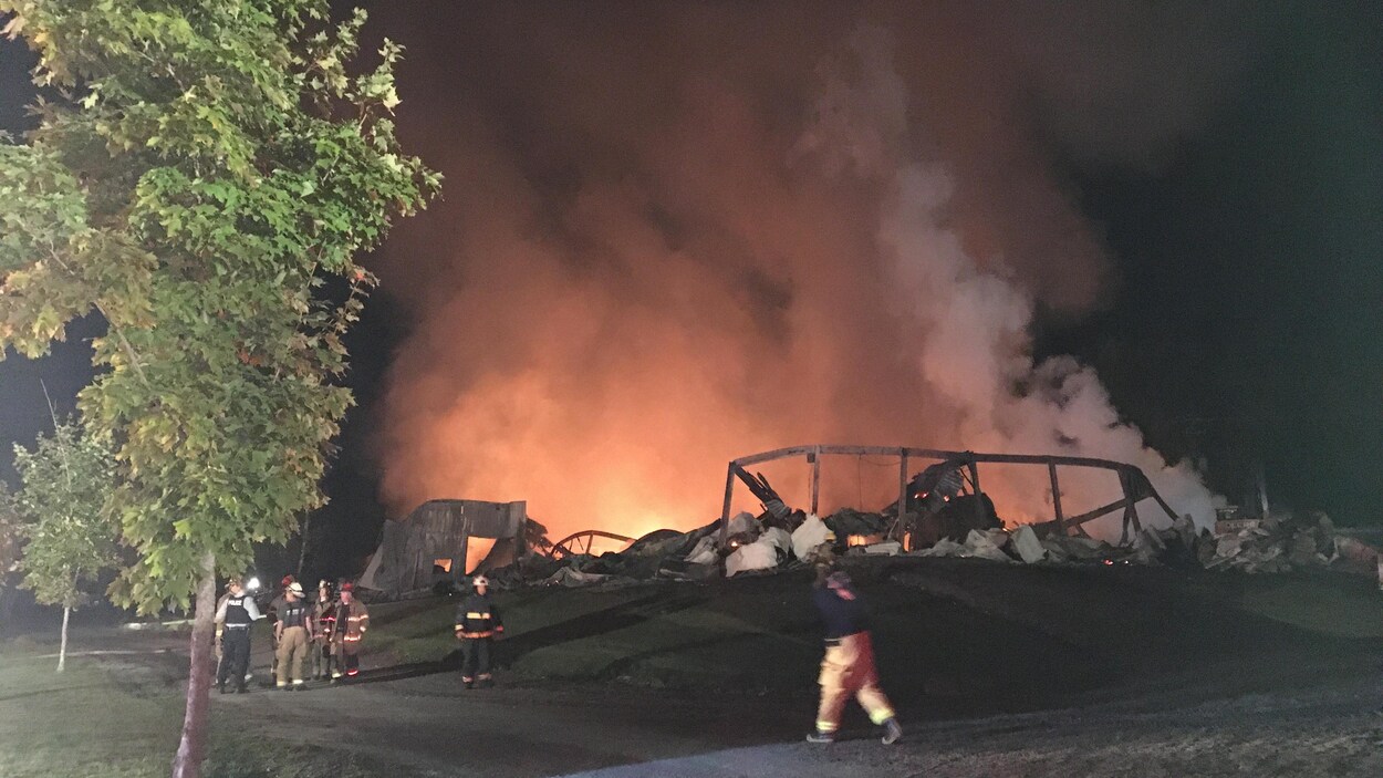 La grange en flammes