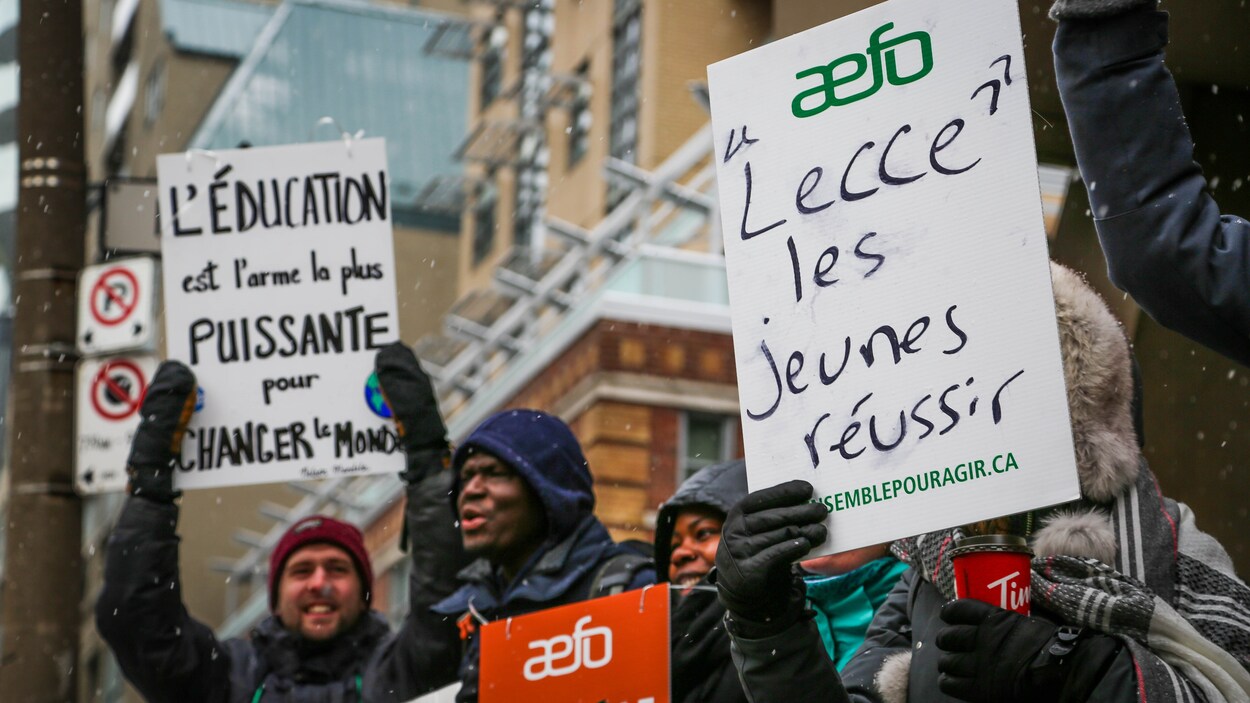 Des enseignants manifestent. Une pancarte au premier plan indique « Lecce les jeunes réussir ».