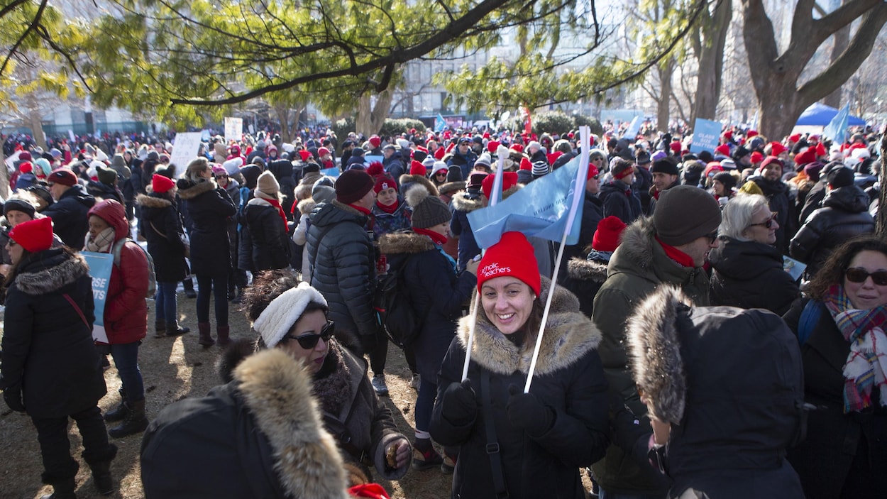 Des manifestants sont à l'extérieur