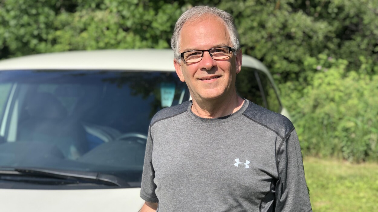 Guy Pilote devant sa fourgonnette au terrain de camping