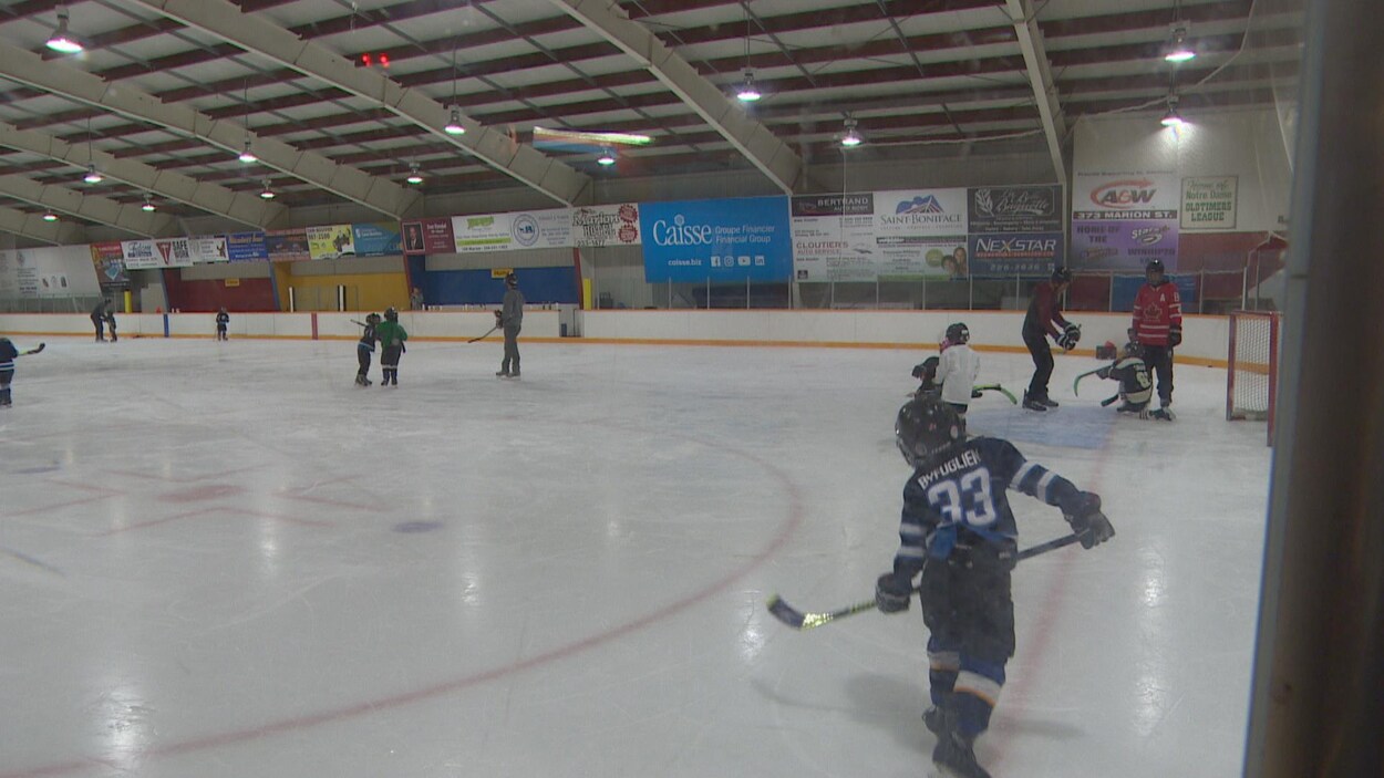 Des enfants jouent au hockey.