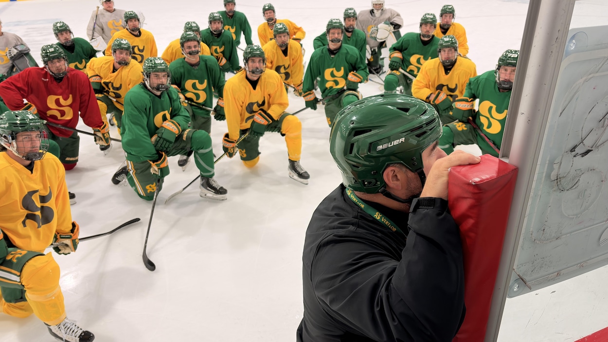 Derniers préparatifs pour l’équipe de hockey du Vert & Or