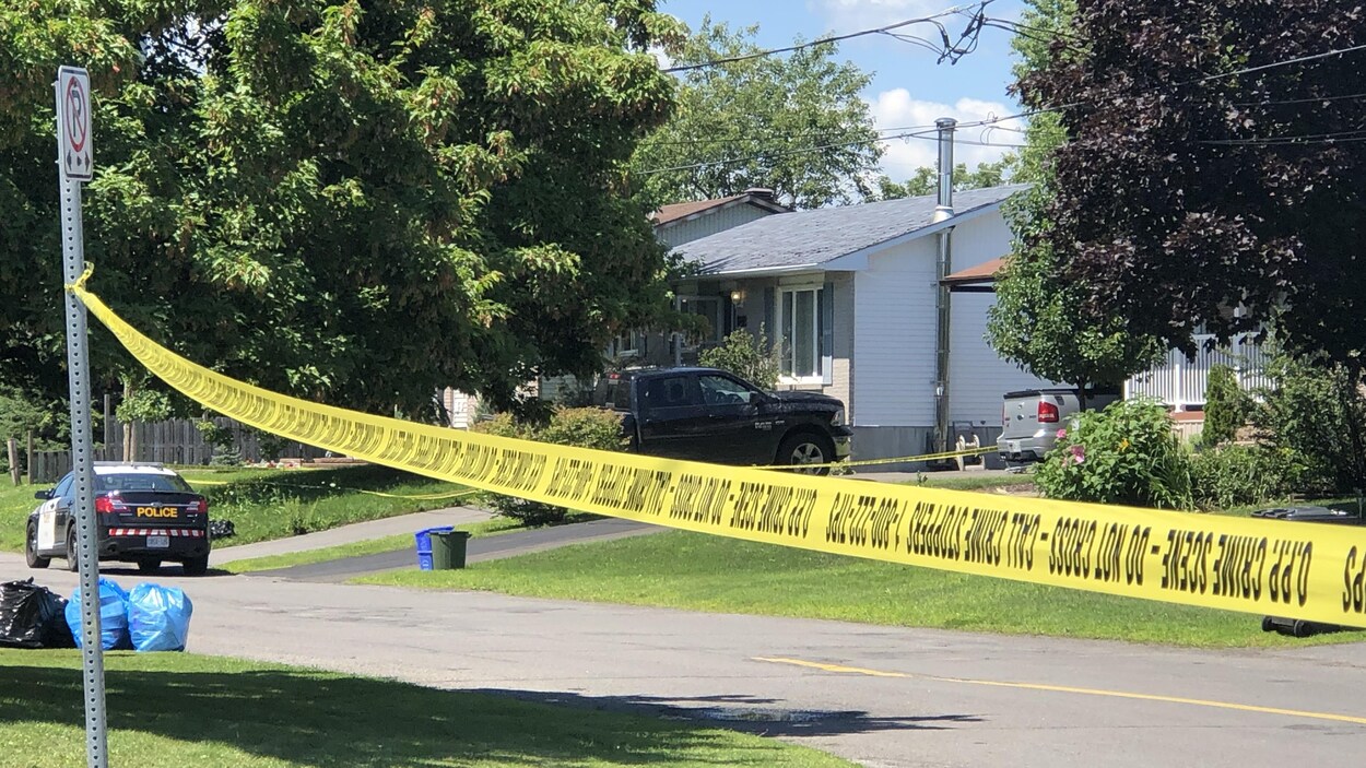 Une banderole de scène de crime a été installée dans la rue où est survenu l'homicide.