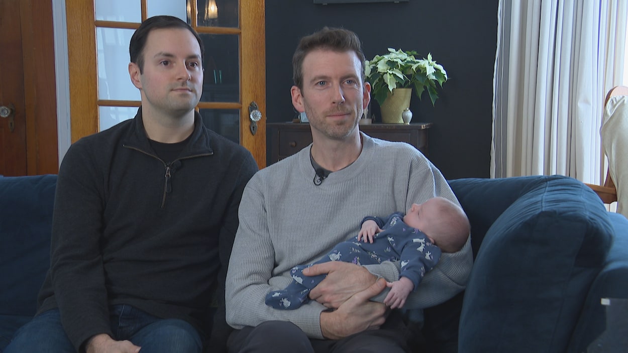 Des couples homosexuels demandent à être reconnus comme parents de leur enfant