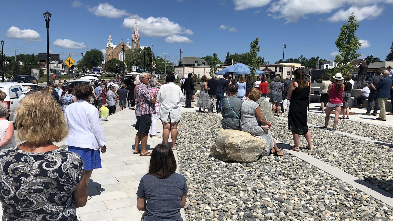 Des personnes sont rassemblées pour l'inauguration de l'Espace mémoire à Lac-Mégantic.