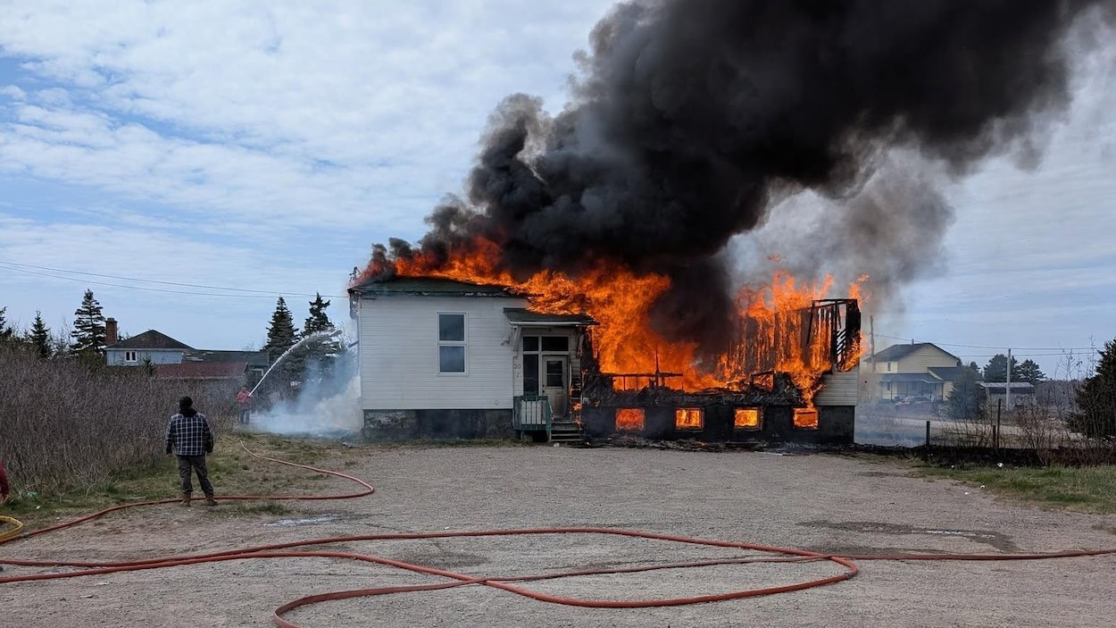 Un incendie à l’ancienne école du village de Pointe-Parent de Natashquan