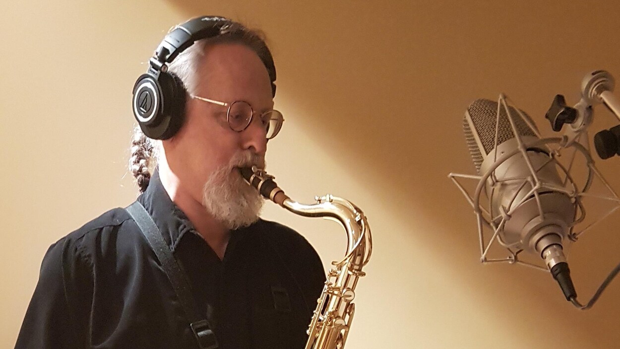 Un homme en train de jouer du saxophone.