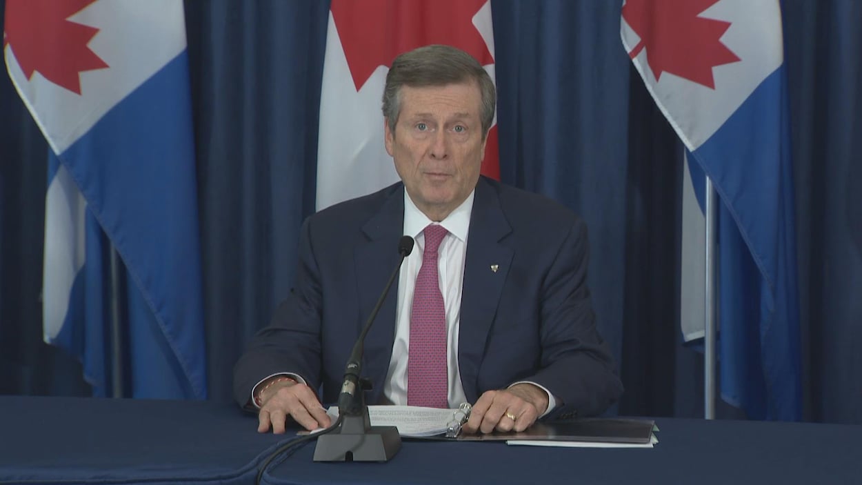 John Tory parle devant un microphone
