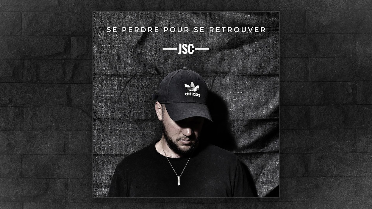 Une pochette d'album de musique illustrant un homme avec une casquette qui regarde vers le bas.
