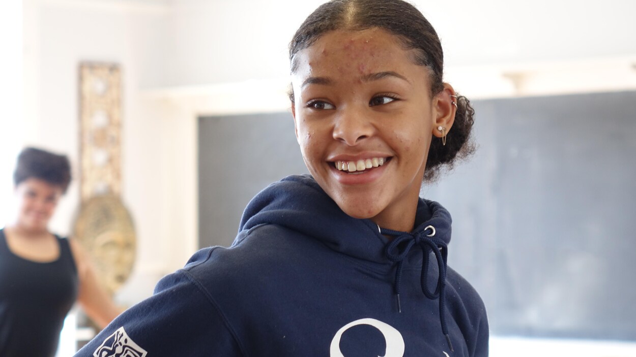 Une fille souriante dans une classe de danse.