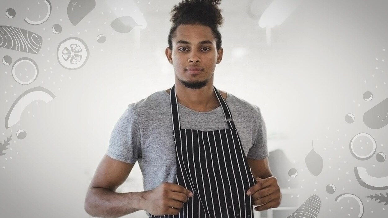 Un homme avec un tablier de cuisinier.