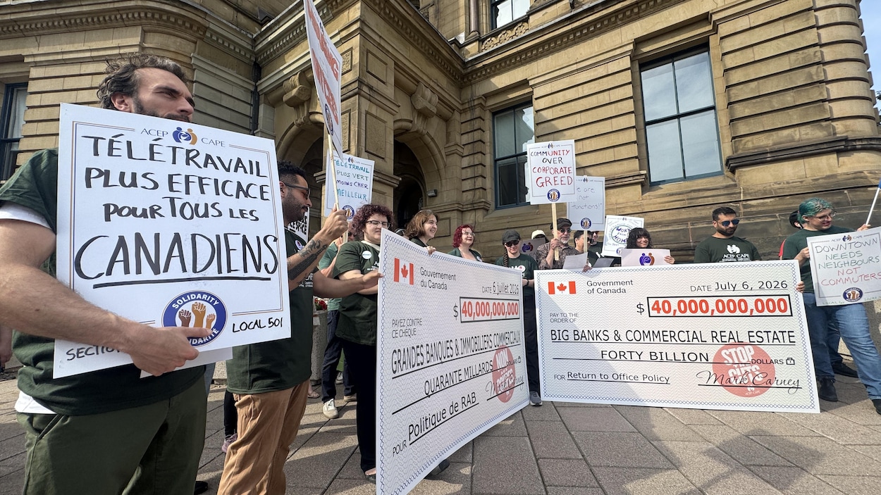 Les fonctionnaires fédéraux de retour au bureau 4 jours par semaine