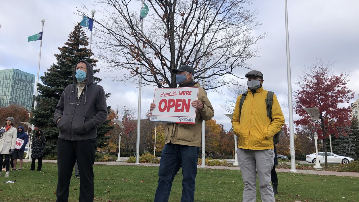 Des manifestant devant l'hôtel de ville.