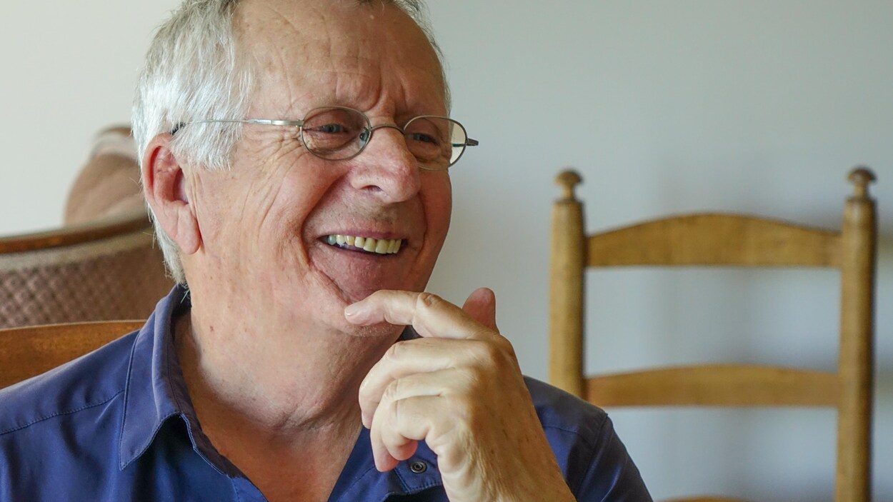Marcel Letarte sourit et se remémore d'heureux souvenirs.