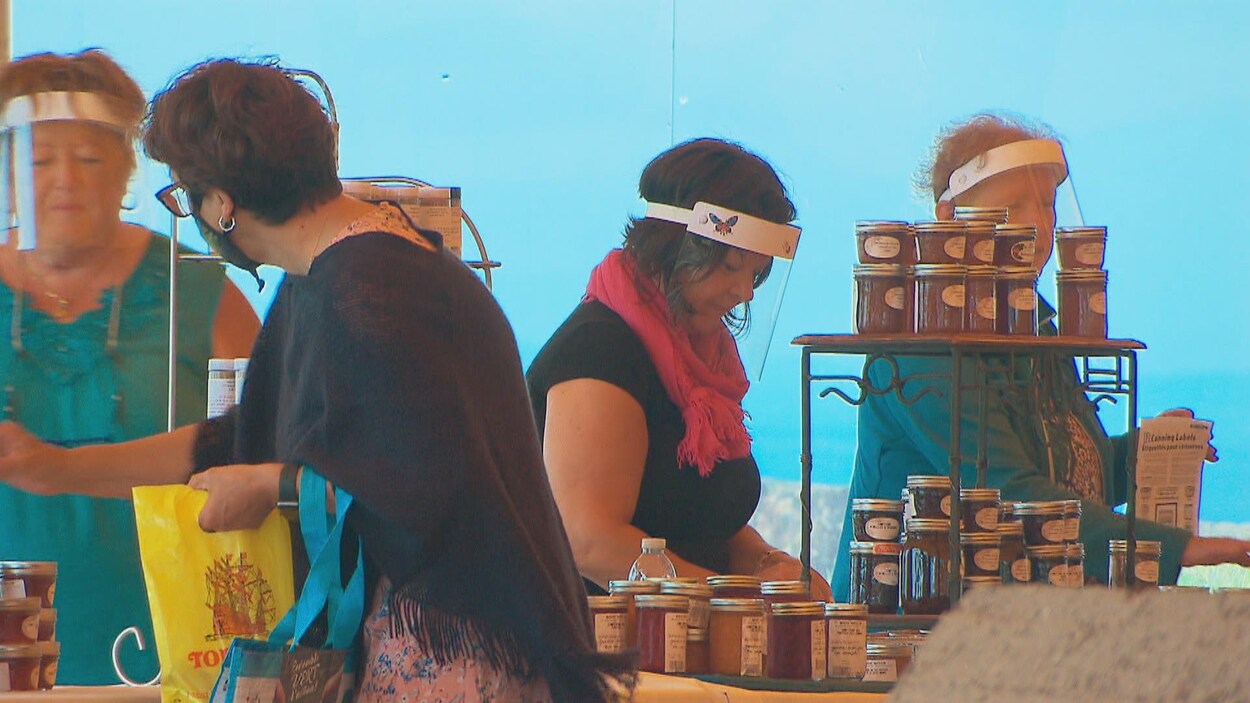 Une cliente et trois commerçantes du marché public de Sept-Îles