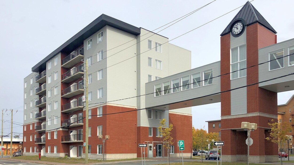 Tour et entrée de la résidence des Bâtisseurs à Matane