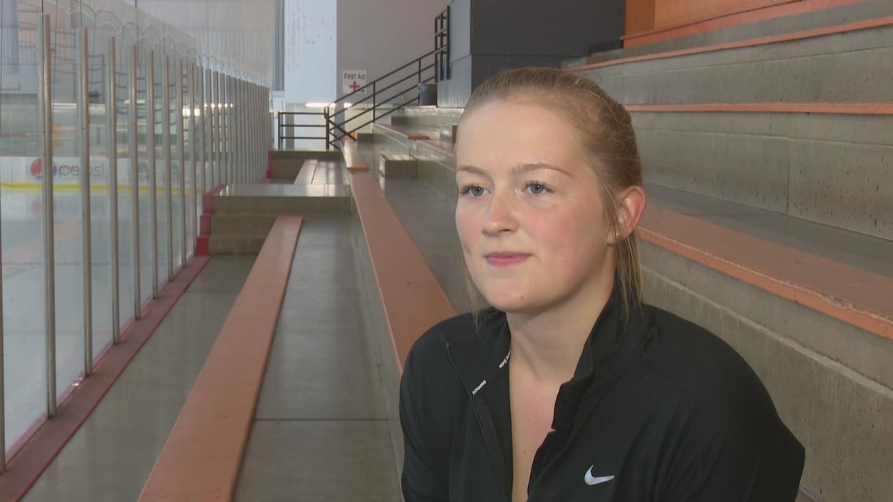 Mireille Martin est face à la caméra. Elle est assise dans les gradins d'une des patinoires de l'Université de l'Île-du-Prince-Édouard.