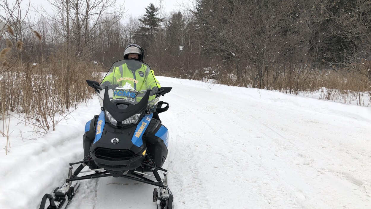 Un superviseur de la Fédération des clubs de motoneige du Québec. Il est écrit « sécurité » sur son pare-brise. 