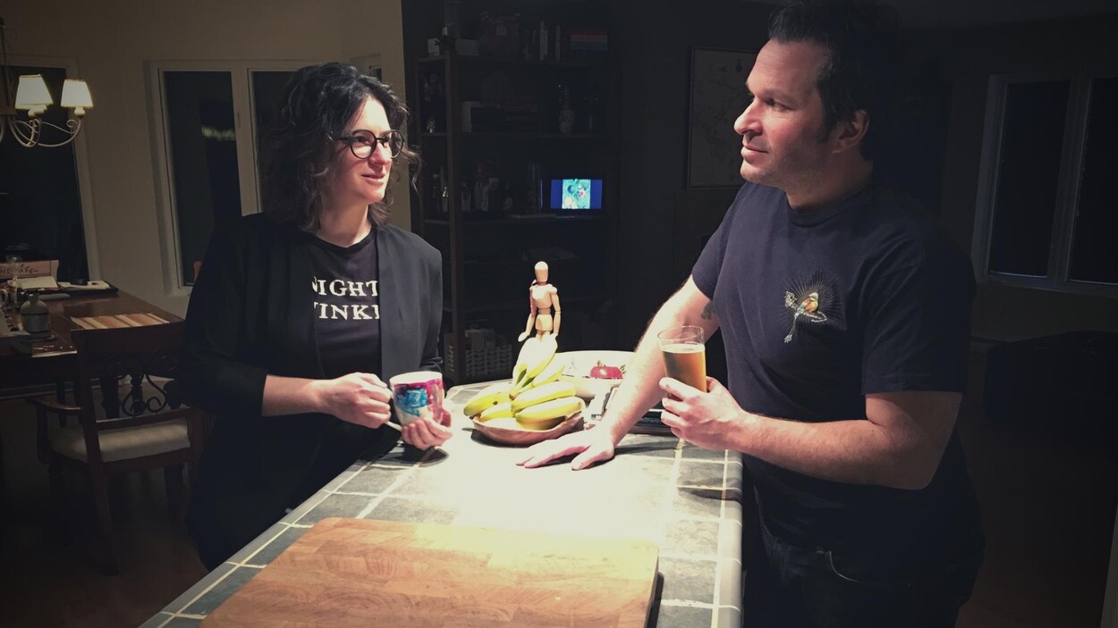 Mylène Beauchamp et Nicolas Dumaine sont dans leur cuisine et se regardent.