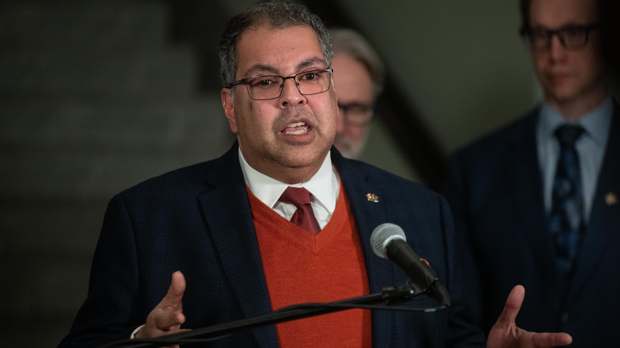 Naheed Nenshi demande à Danielle Smith d’annuler le référendum