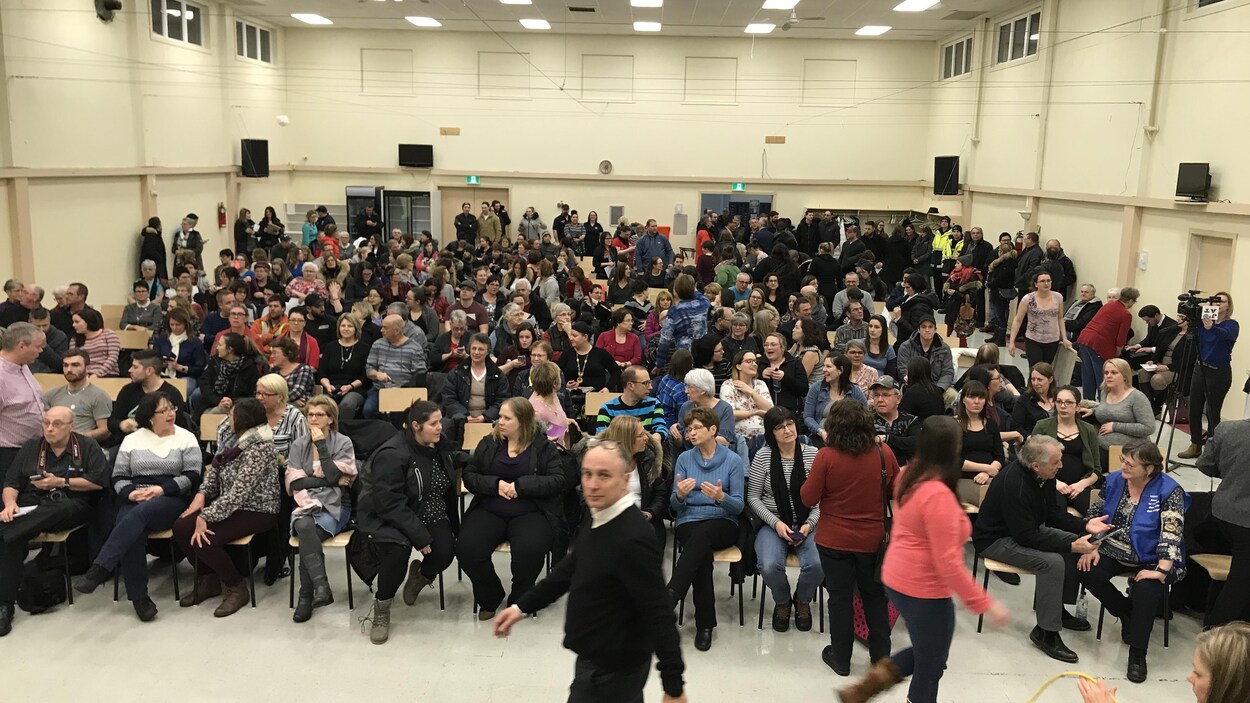 300 personnes sont assises pour une rencontre d'information.