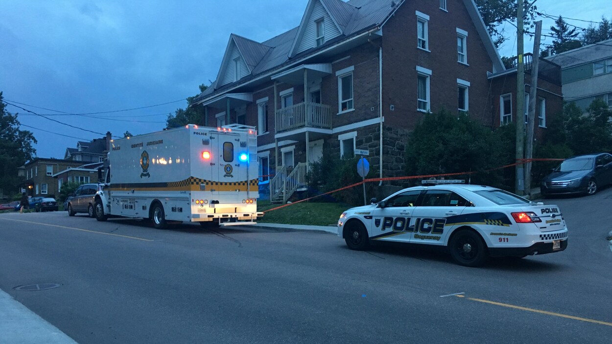 Un véhicule de la Sûreté du Québec et une auto-patrouille de la Sécurité publique de Saguenay