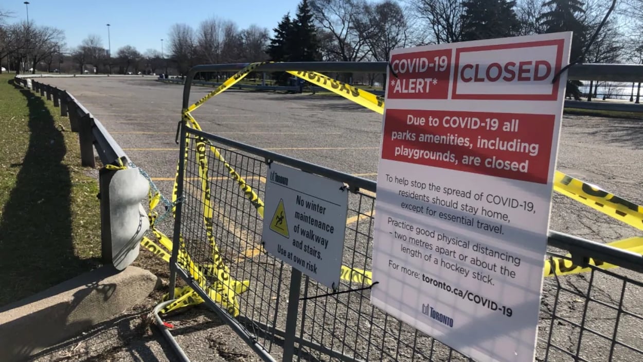 Un panneau au parc Sunnyside bloquant l'accès au stationnement.