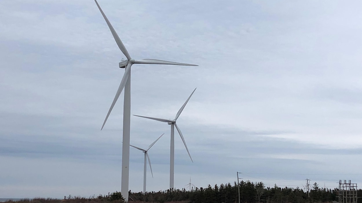 Trois éoliennes sont alignées au centre de l'image. Elles sont situées à Norway, non loin de North Cape, à la pointe ouest de l'Île-du-Prince-Édouard.