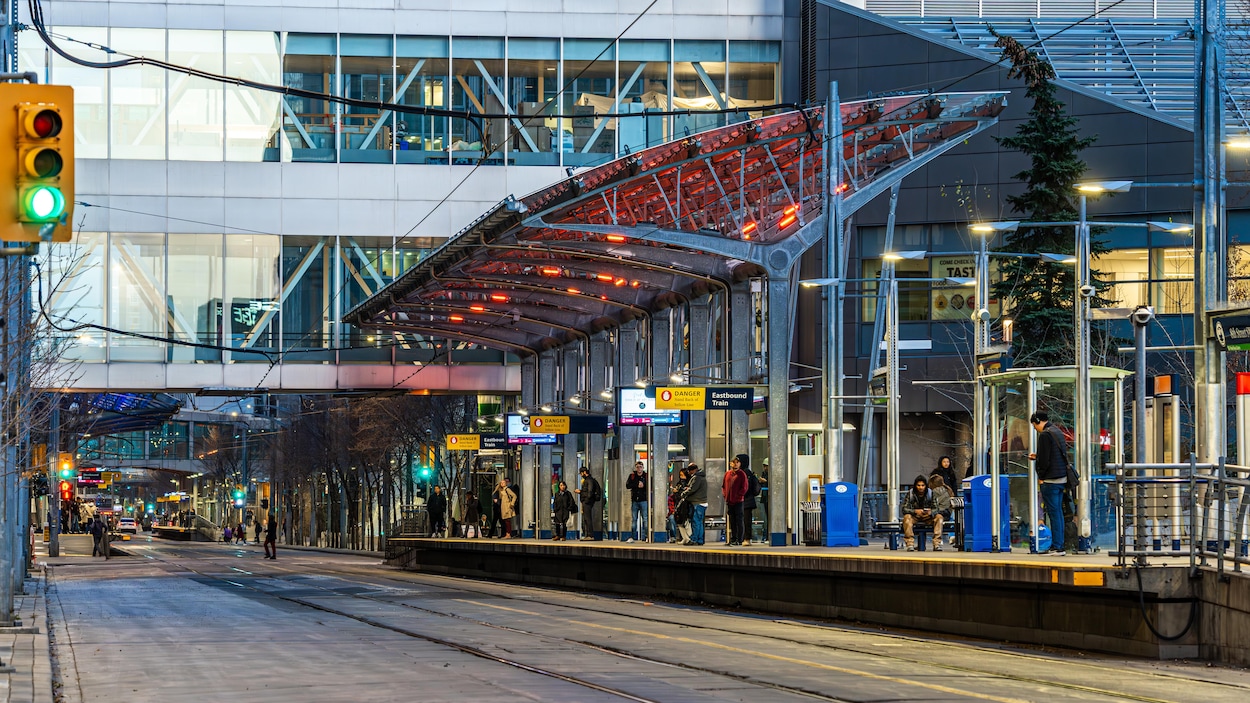 La police de Calgary enquête après qu’un piéton a été happé par un train léger