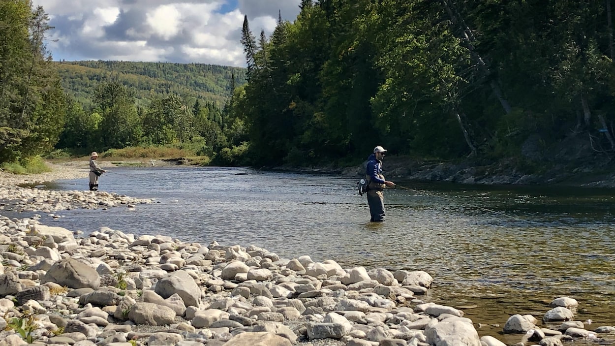 Deux pêcheurs de saumon dans une rivière.