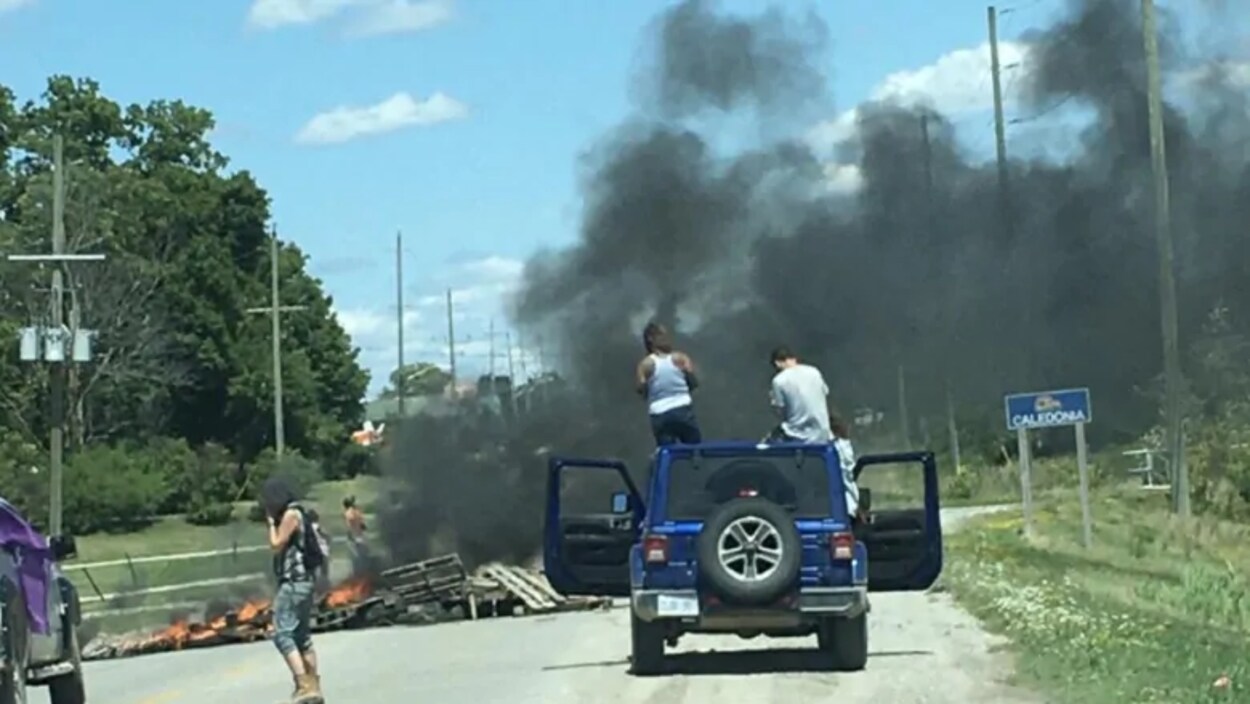 Une photo montre une barricade en feu à Caledonia, en Ontario.