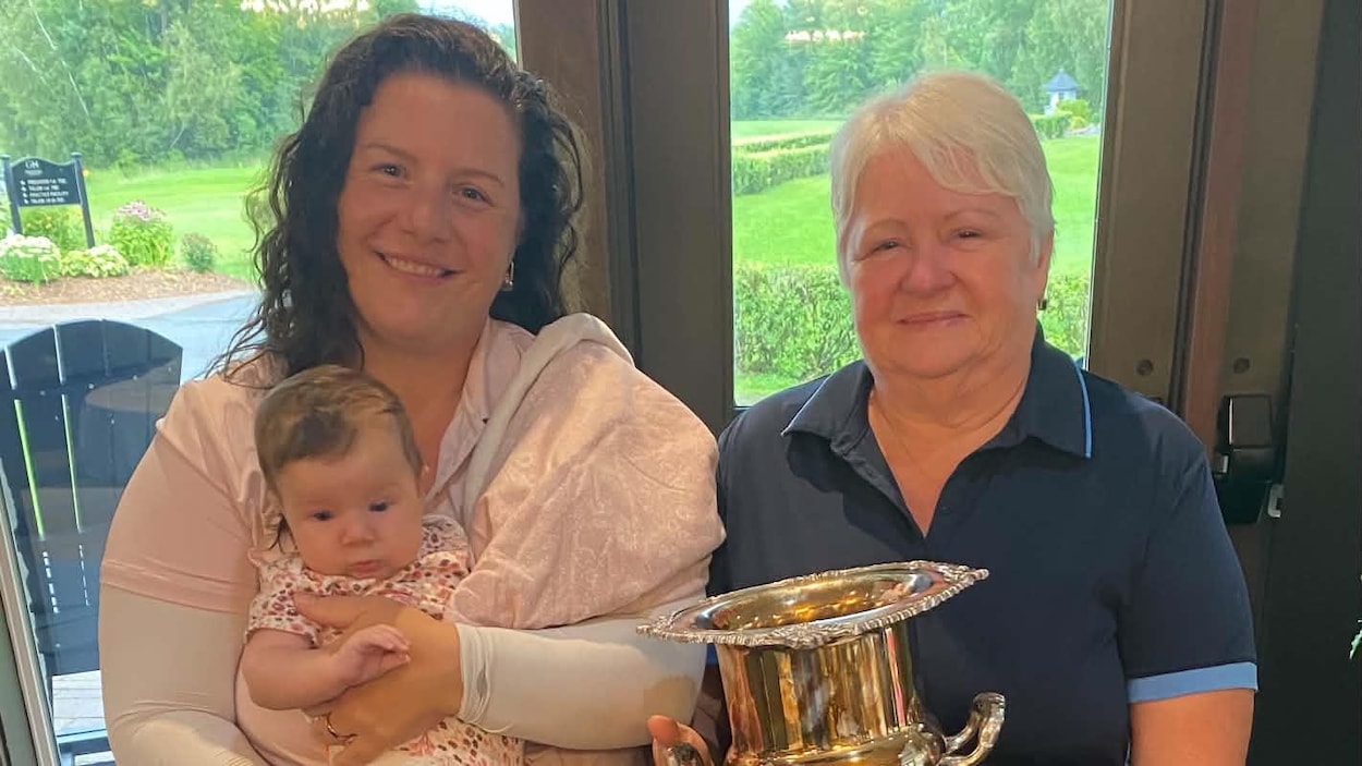 Un trophée et un bébé