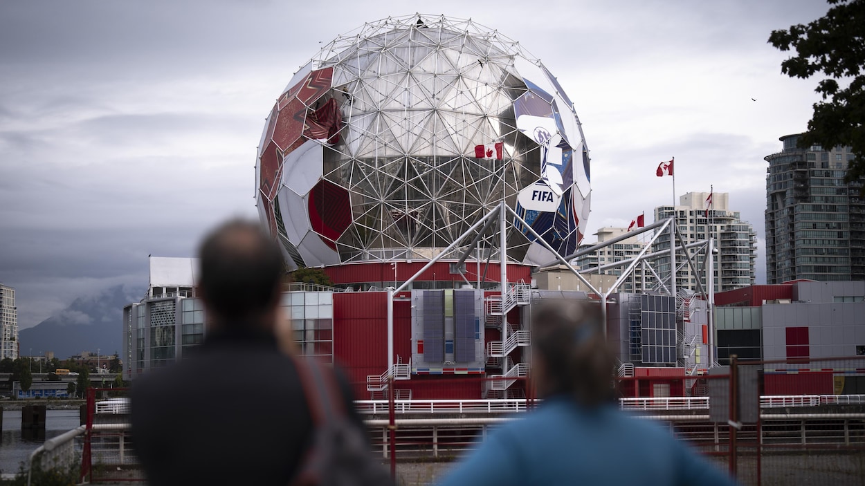 Où va le ballon de soccer géant du Science World?