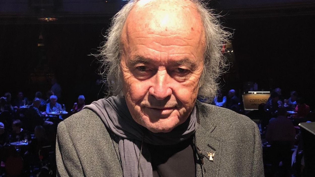 Georges Brossard tient une mygale dans sa main.