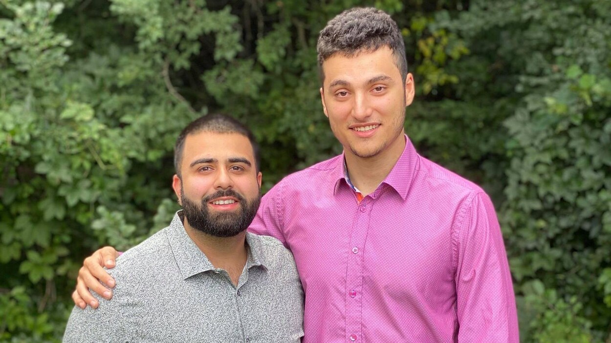 Sunny Nakra et Samuel Boylan-Sajous se donnent une accolade.