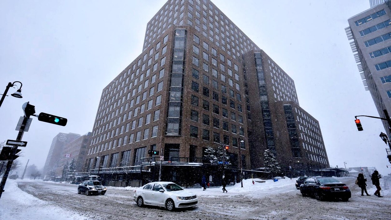 Un édifice des Terrasses de la Chaudière vu du coin des rues Eddy et Wellington à Gatineau en hiver.