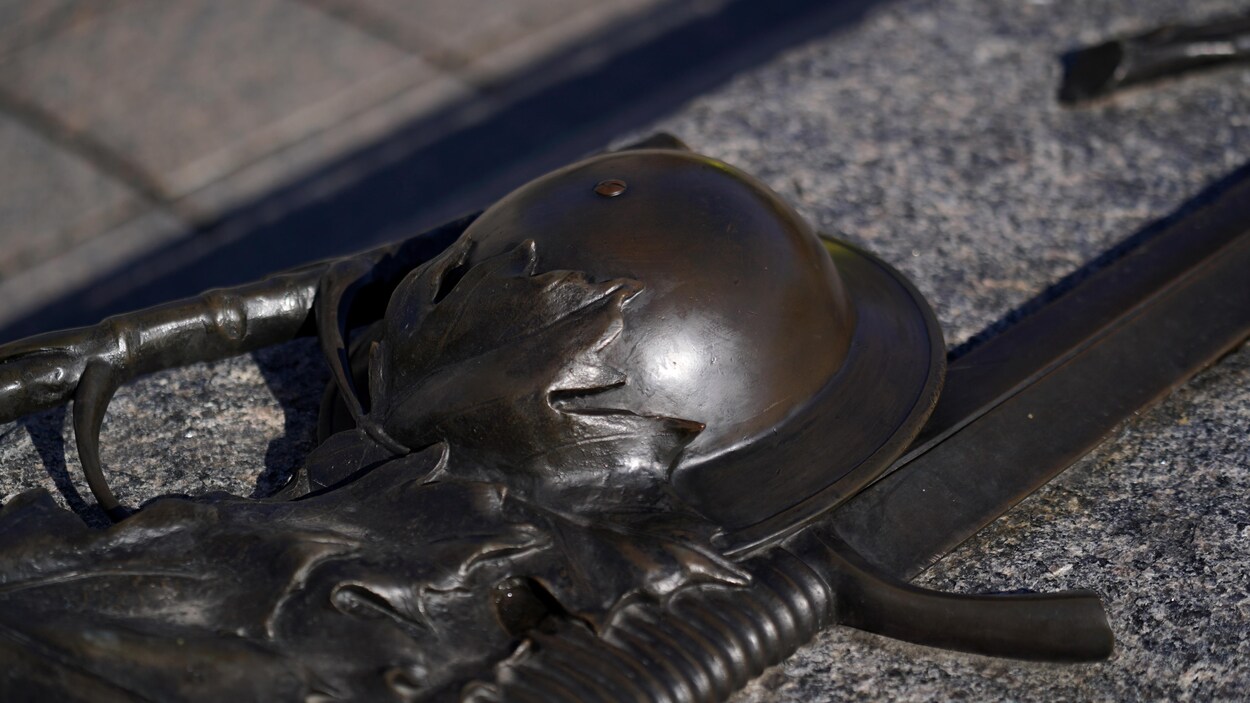 Le casque et les armes en bronze du Soldat inconnu.