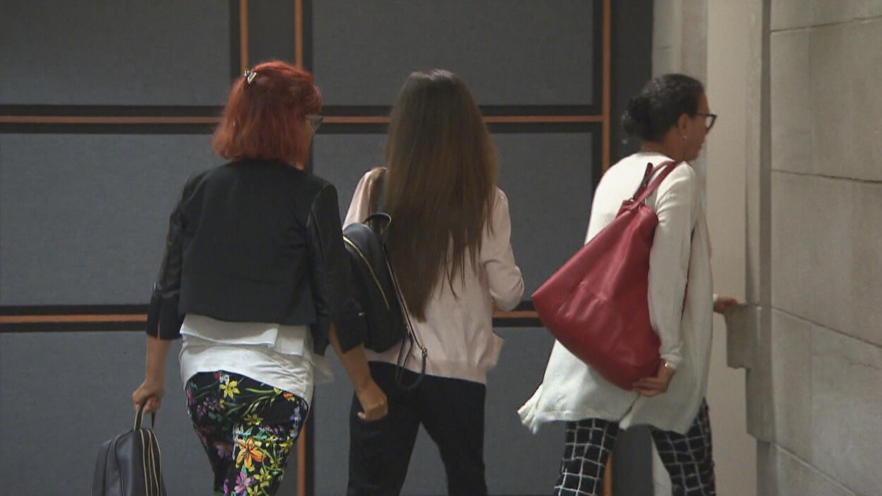 Valérie Poulin Collins accusée d'avoir enfreint ses conditions de probation sort de la salle d'audience au Palais de Justice de Trois-Rivières