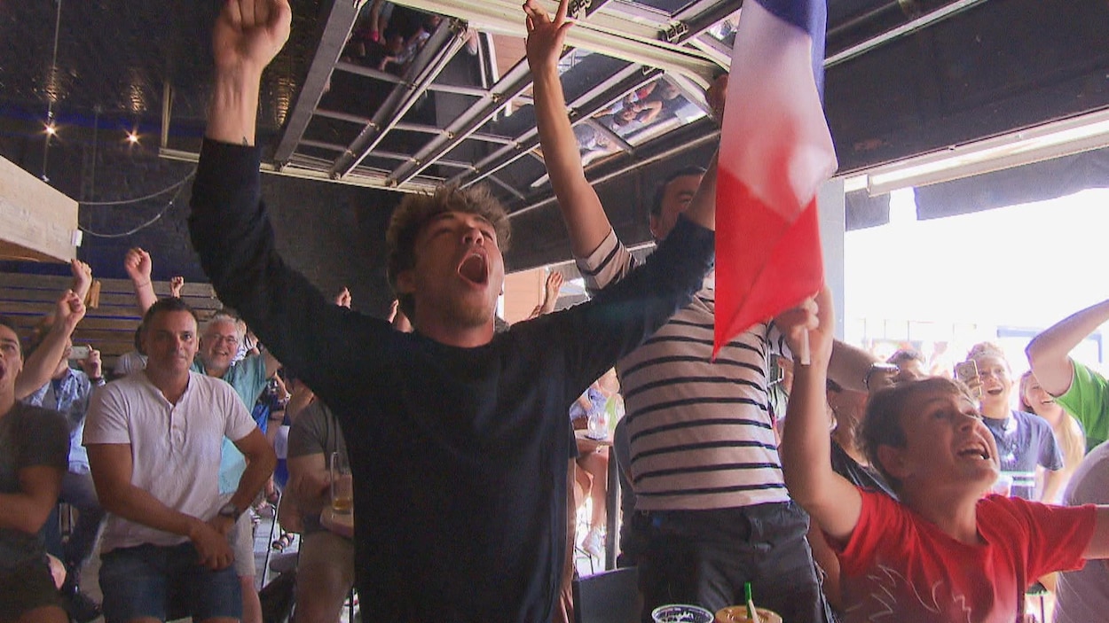Les partisans de la France célèbrent dans un bar. Les partisans de la France célèbrent dans un bar.